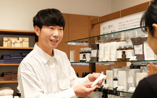 店舗で働くスタッフを紹介しています